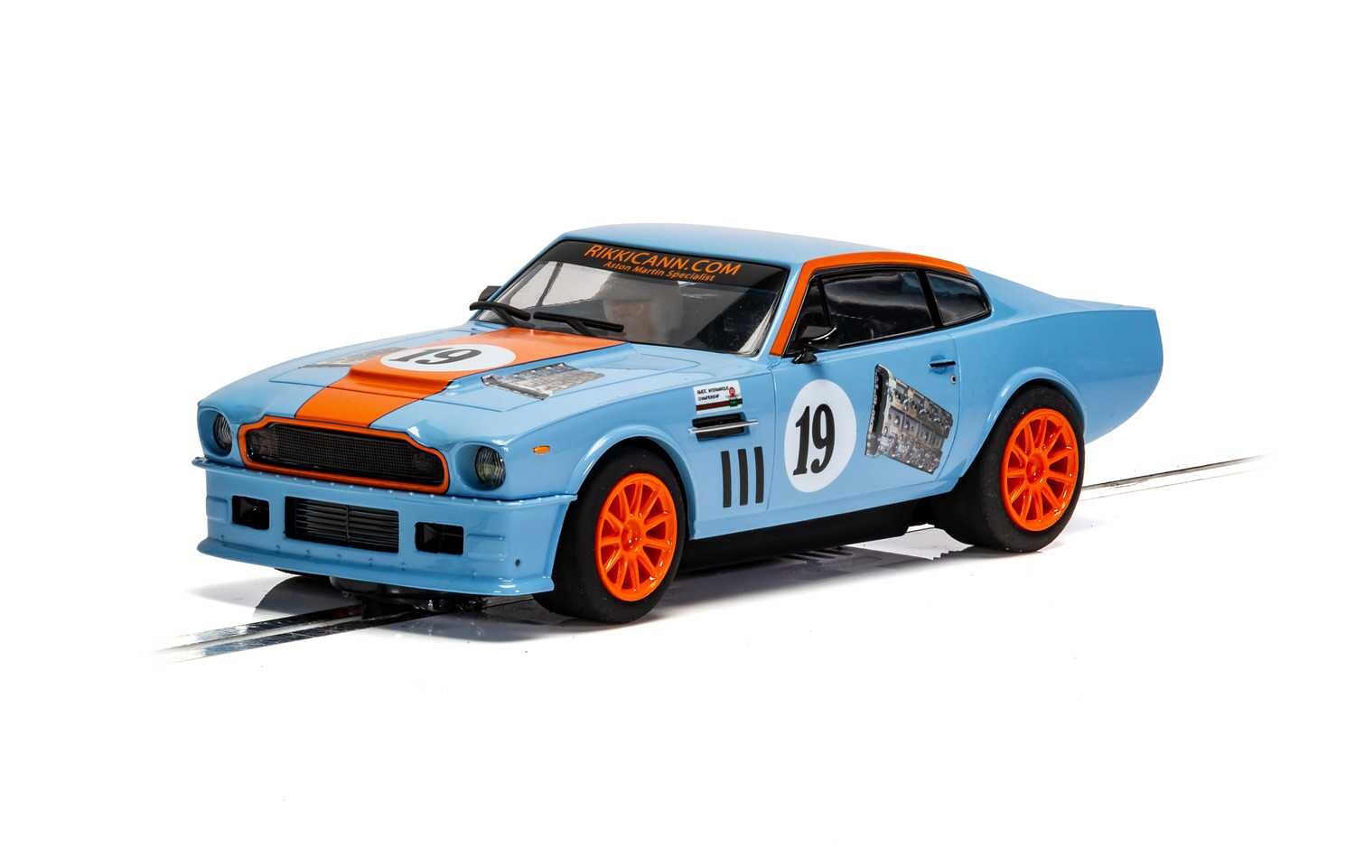 Autíčko Gulf SCALEXTRIC C4209 - Aston Martin V8 - Rikki Cann Racing (1:32) - 28-C4209 - expresní doprava