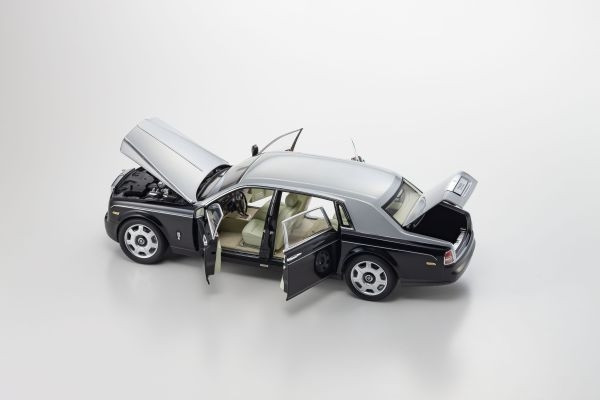 Kyosho 1:18 Rolls-Royce Phantom EWB 2012 Black Silver KS08841BKS